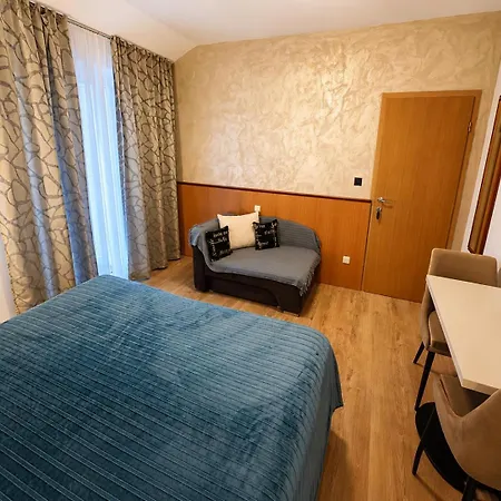 Couette-café Sobe/rooms Riva 3*