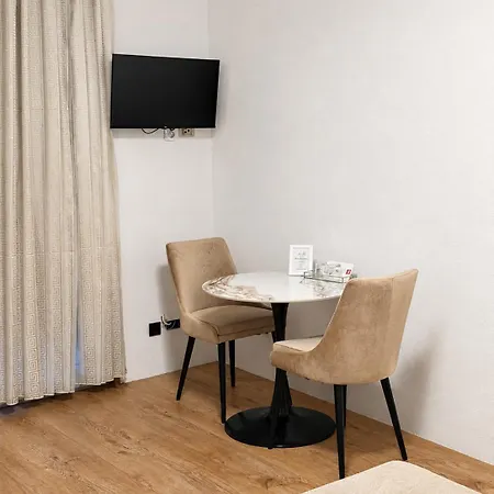 Sobe/rooms Riva Couette-café 3*